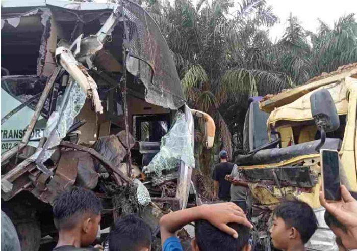 Bus Intra Adu Kambing dengan Truk Canter di Tungkal Ulu, Korban Dilarikan ke Rumah Sakit