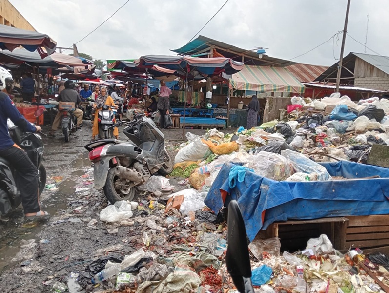 Sudah Sepekan Sampah di Pasar Atas Bungo Menggunung, Banyak Pedagang Pilih Tutup Kios