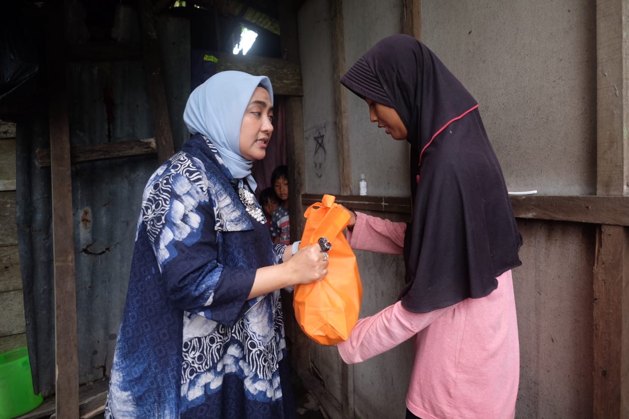 Ketua TP PKK Muaro Jambi Salurkan Bantuan Sosial untuk Warga Kurang Mampu di Mestong