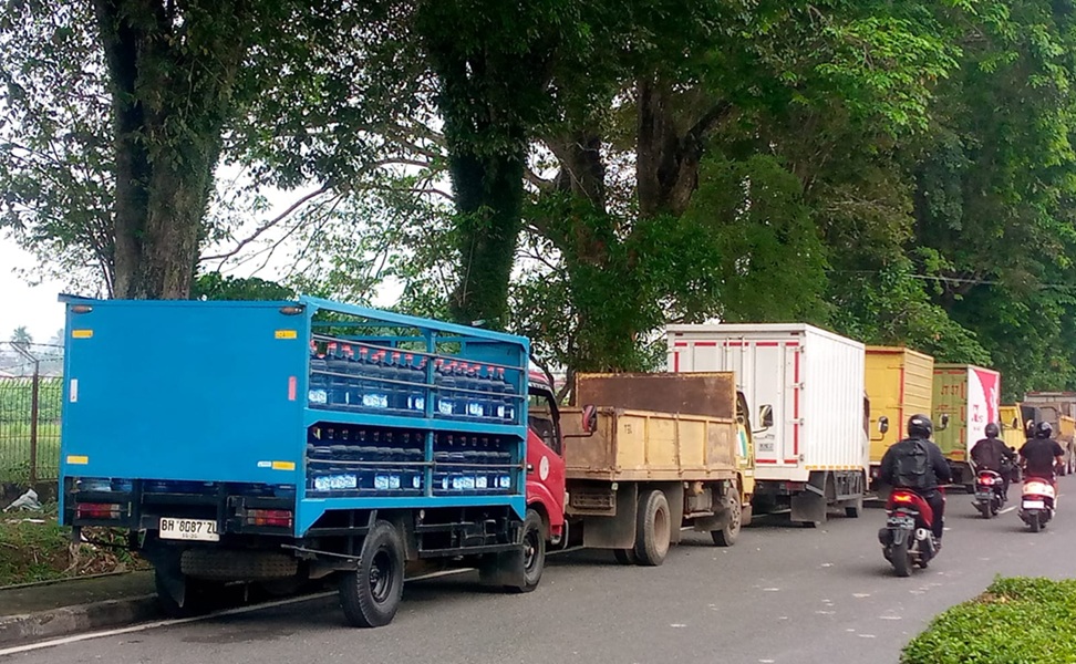 Parah! Antrian Solar Mengular Lagi di Kota Jambi, Kendaraan Sampai Makan Badan Jalan Protokol