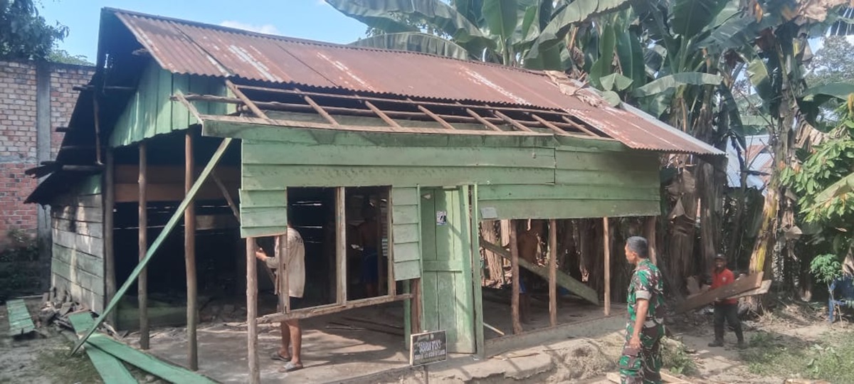 Sebelum Direhab, Rumah Nenek Komsiah Dibongkar oleh Satgas TMMD ke-121 Kodim 0415/Jambi