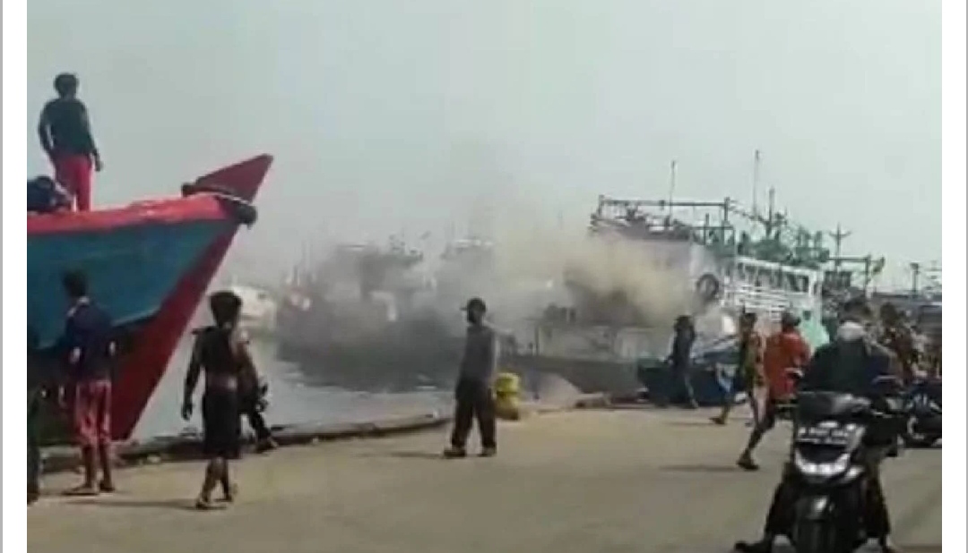 Satu Buah Kapal Terbakar Saat Bongkar Muat Barang di Muara Baru Jakarta Utara