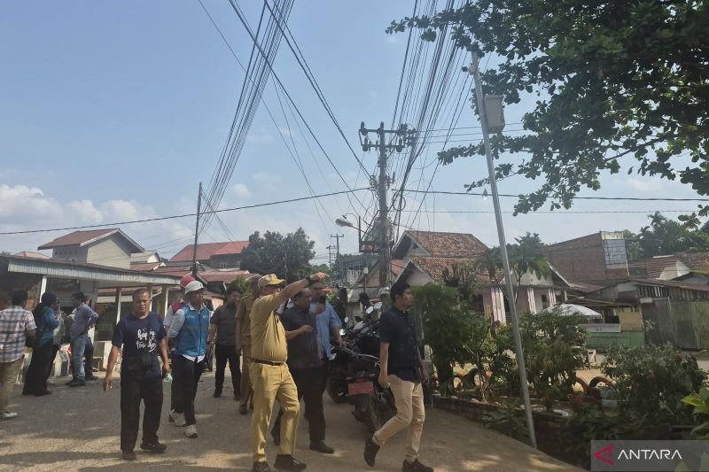 Kabel Semrawut Jadi Sorotan Anggota DPR RI Dapil Jambi