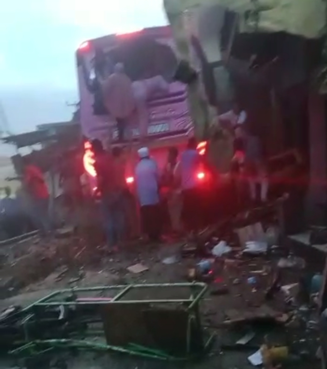 Kecelakaan di Ciamis, Bus Pariwisata Tabrak Rumah Warga