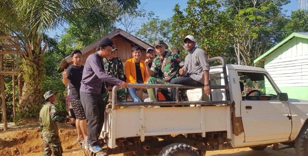 Warga Desa dan Mahasiswa Unja Pantau Jalan yang Dibangun Satgas TMMD ke-115 Kodim 0415/Jambi