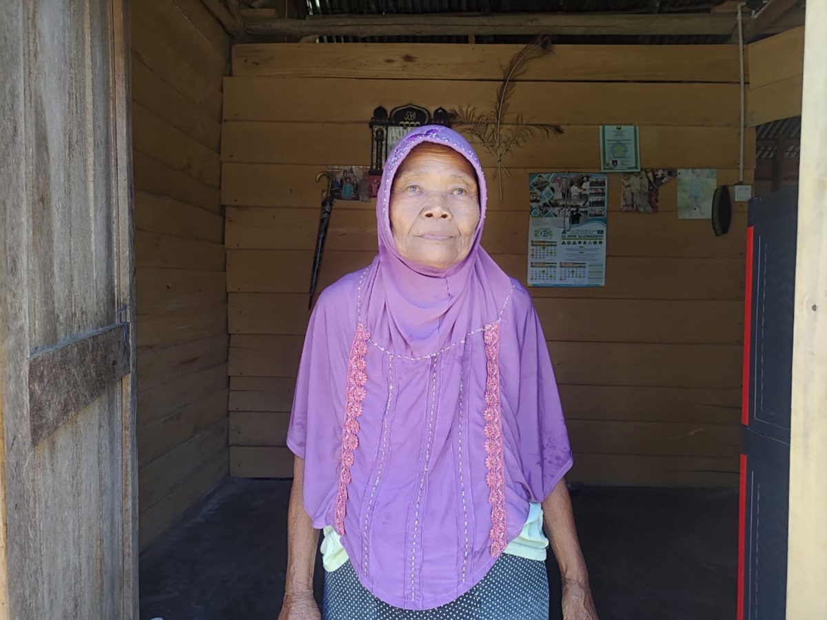 Janda Lansia di Desa Suka Maju Dapat Bantuan dari Program TMMD ke-112 Kodim 0415 Jambi