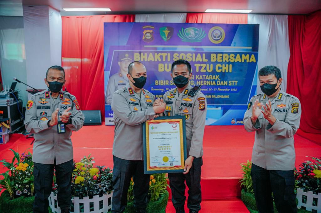 Kapolda Sumsel Serahkan Sertifikat Bintang-5 RS Bhayangkara Palembang
