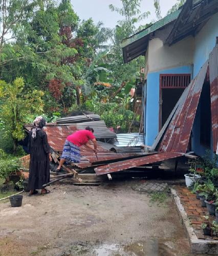 Diterjang Angin Puting Beliung, Puluhan Rumah di Bahar Grup Muaro Jambi Rusak Parah