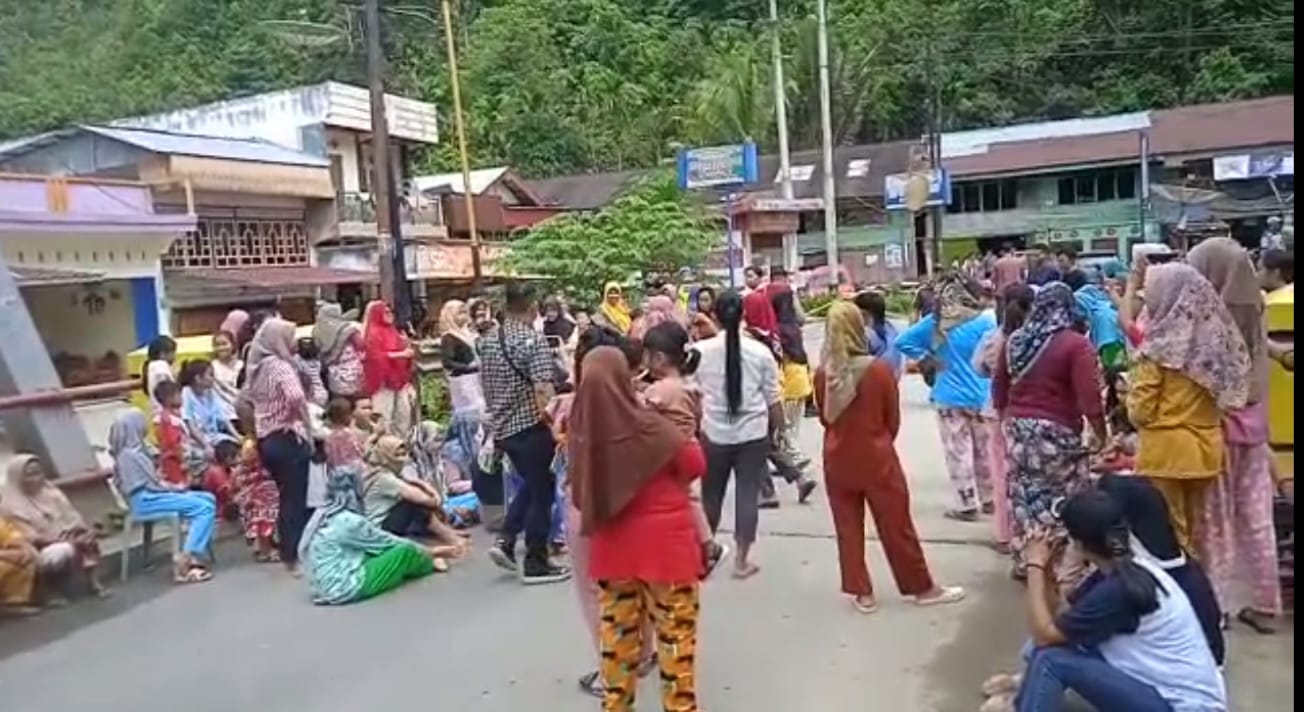Warga Muara Emat Blokir Jalan Kerinci- Bangko