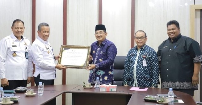 Bupati Tanjab Barat Terima Penghargaan Peduli Kekayaan Intelektual dari Kemenkumham