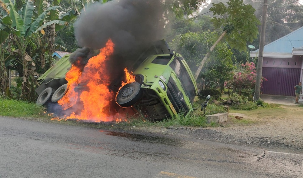 Turbo Diduga Meledak, Dump Truck Hino Terbakar hingga Masuk Parit di Jalan Lintas Sumatera Bungo