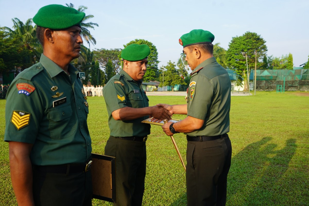 2 Prajurit TNI Terima Penghargaan dari Danrem 042/Gapu Brigjen TNI Rachmad, Ini Kontribusi Mereka