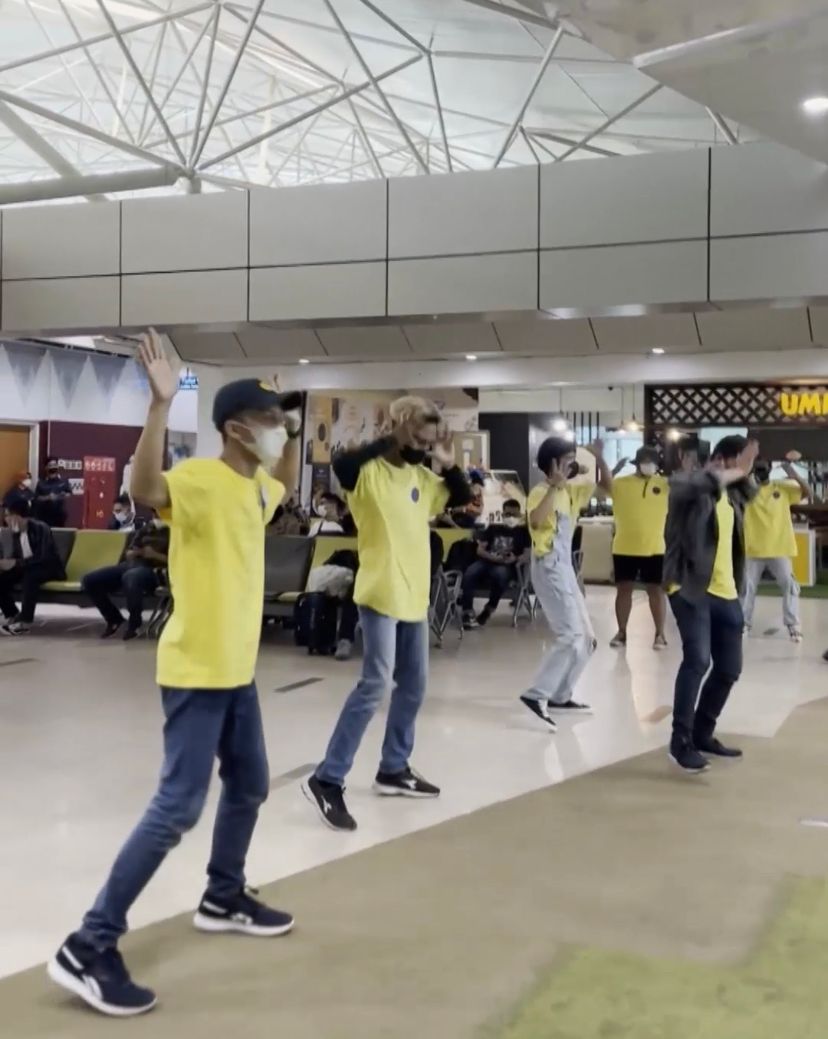 Yello Hotel Jambi Gelar Yello Roar atau Flashmob di Bandara Sultan Thaha Syaifuddin Jambi   