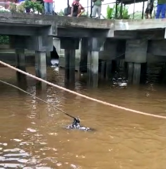 Belasan Orang Tenggelam di Sungai Pengabuan Tanjab Barat, 1 Ditemukan Tewas