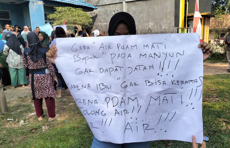 Aksi Warga ke Perumda Tirta Muaro Jambi Unit Mendalo: Air PDAM Mati, Bapak-bapak Manyun Gak Dapat Jatah