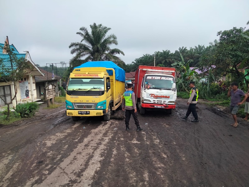 Duh! 2 Angkutan Batu Bara Patah As di Tengah Jalan, Desa Tanjung Pauh Mestong Macet Total 