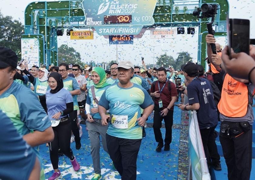 5 Pengemudi Ojol Prasejahtera Peroleh Motor Listrik di PLN Electric Run 2024