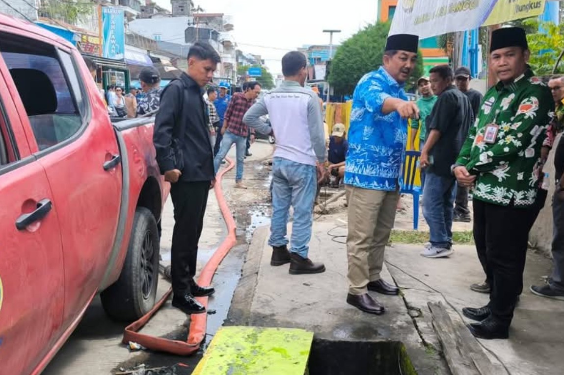 Wujudkan Kota Kuala Tungkal Bebas Genangan, Bupati Anwar Sadat Pantau Pembersihan Drainase