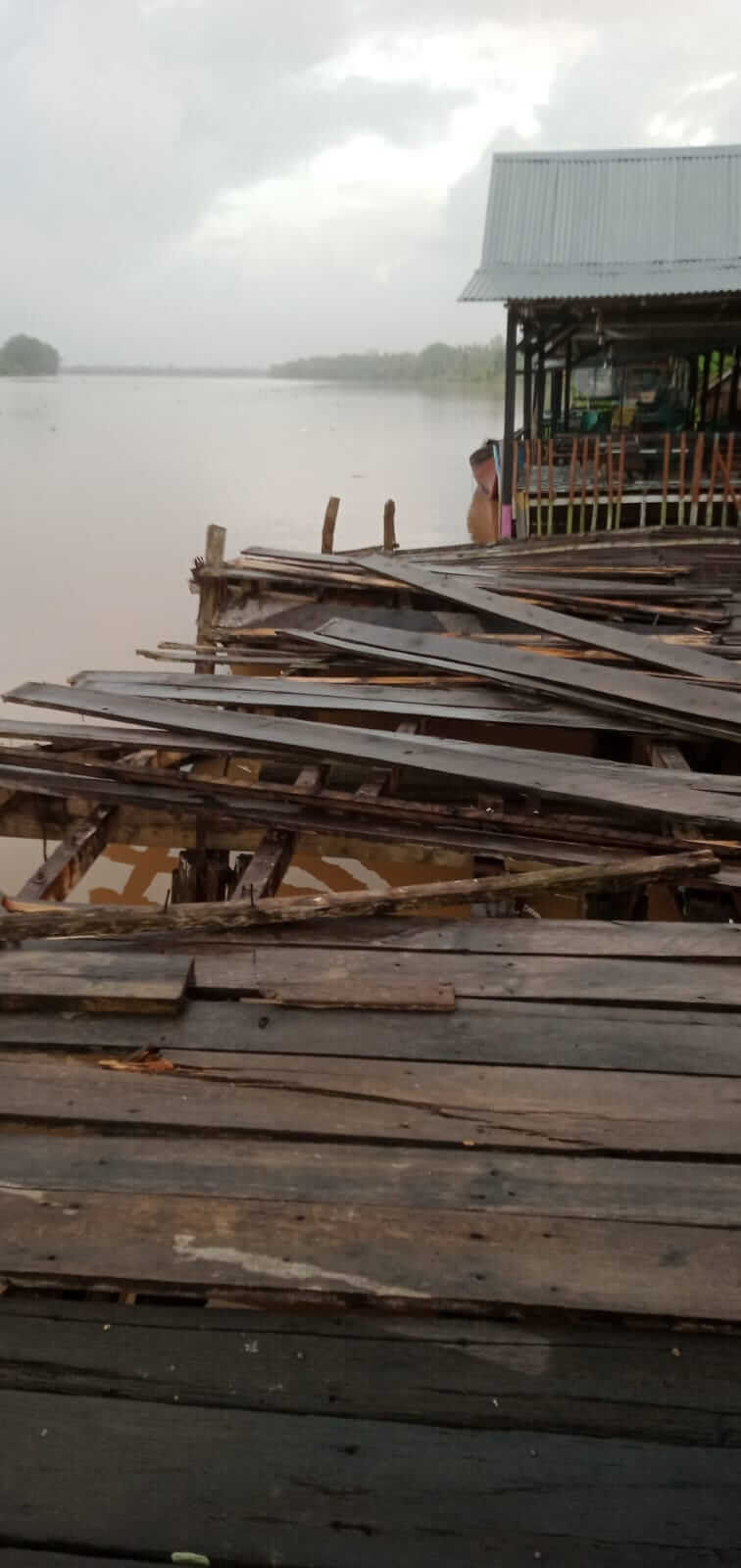 Kapal Tongkang Menghantam Dermaga di Tanjab Timur Sabtu Dini Hari Tadi