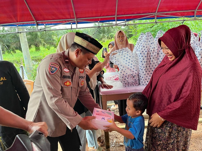 Senyum Merekah dari Bocah Warga Desa Maju Jaya, Saat Menerima Bantuan Korban Banjir dari Polres Muaro Jambi 