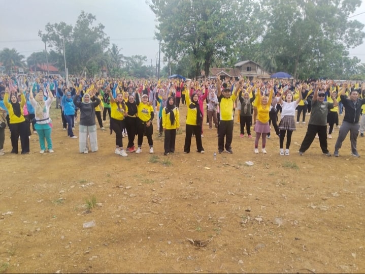 Ribuan Emak Emak Padati Senam Ceria Agus - Nazar Di Lapangan Desa Suka Maju Kecamatan Rimbo Ulu