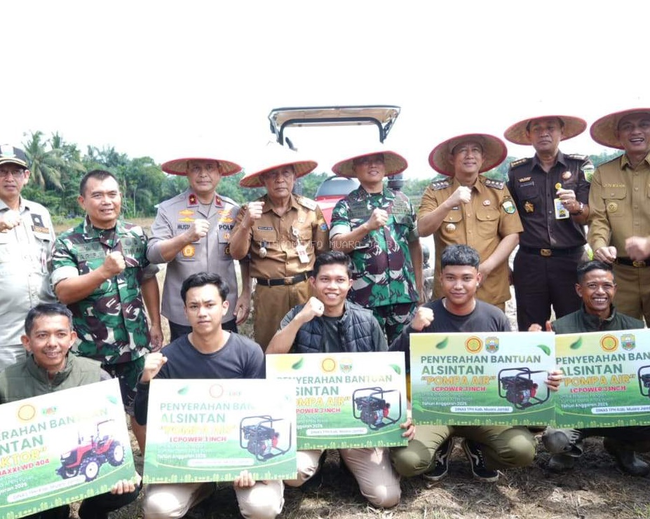 Bupati Muaro Jambi Pimpin Langsung Penanaman Padi Serentak Demi Swasembada Pangan Nasional