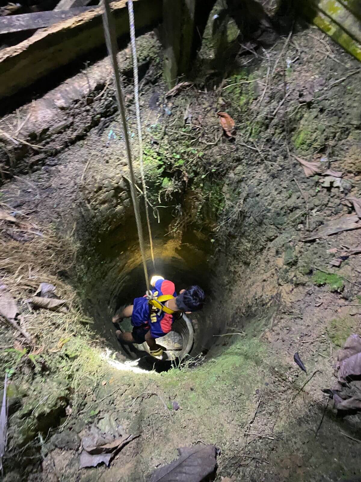 Damkar Bungo Selamatkan Kucing Tercebur Dalam Sumur Sedalam 16 Meter