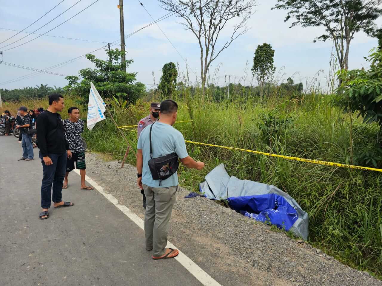 Heboh!! Warga Temukan Mayat di Pinggir Jalan Desa Sungai Gelam Muaro Jambi