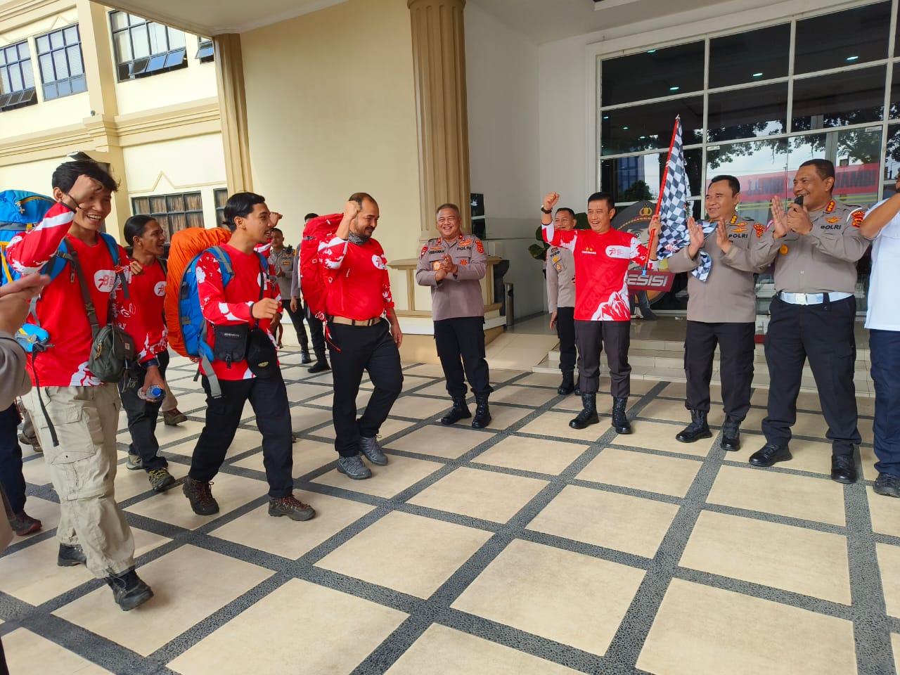 Ekspedisi Merah Putih Atap Sumatera Dimulai, Kapolda Jambi: Hargai Alam di Kerinci