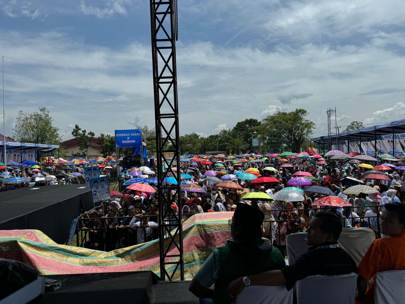 Kandidat Belum Datang, Massa Sudah Padati Lokasi Kampanye Jumiwan - Maidani