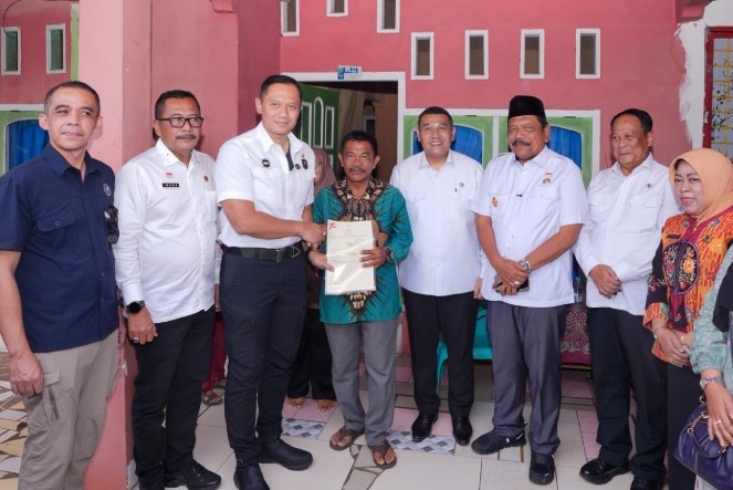 Bersama Menko AHY Serahkan Sertipikat Tanah untuk Rakyat di Bengkulu