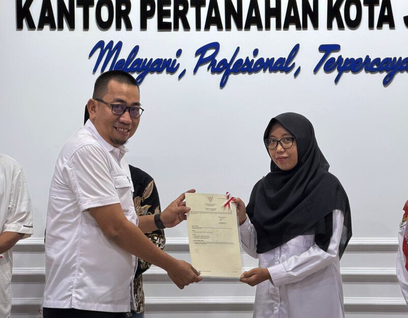 Berikan Kepastian Hukum! Kepala Kantor Pertanahan Kota Jambi Ridho G. Ali Serahkan Sertifikat Tanah Wakaf 