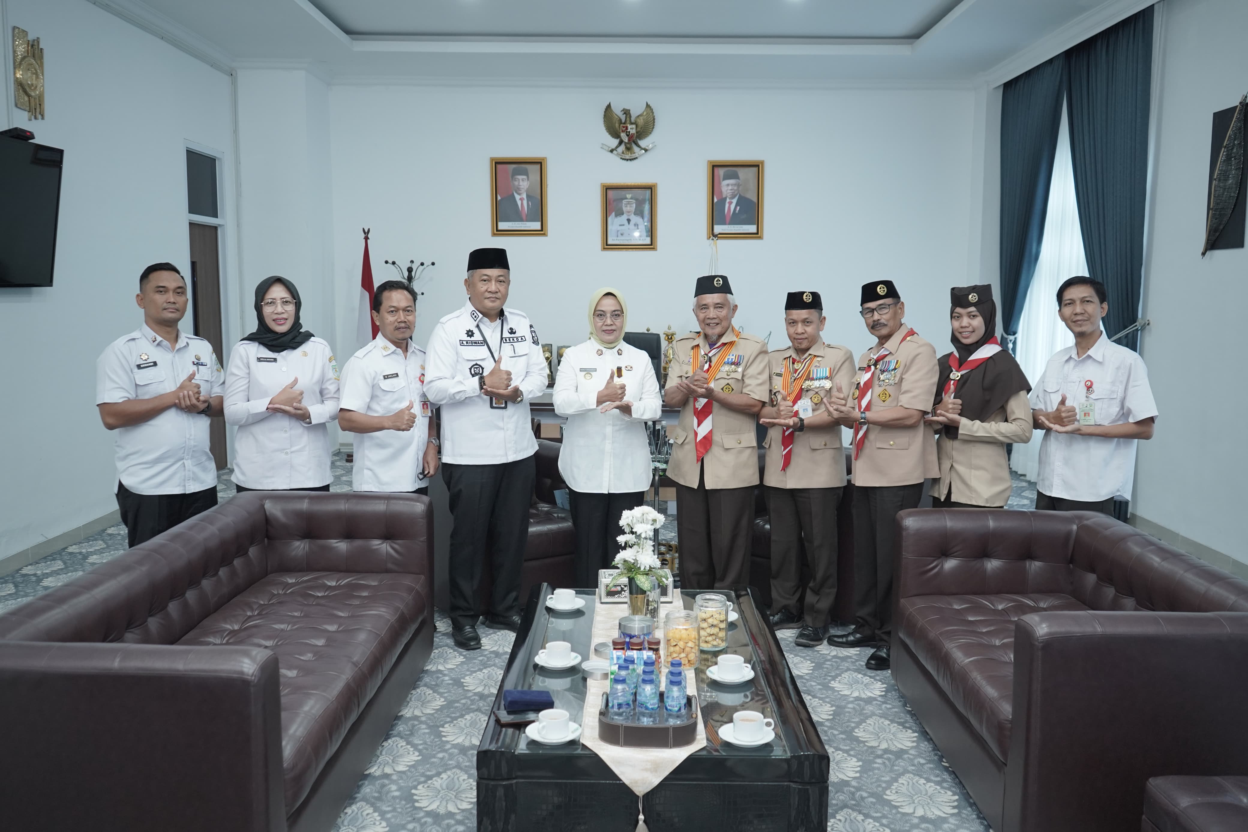 Kwarnas Gerakan Pramuka Berikan Lencana Darma Bakti kepada Pj Wali Kota Jambi