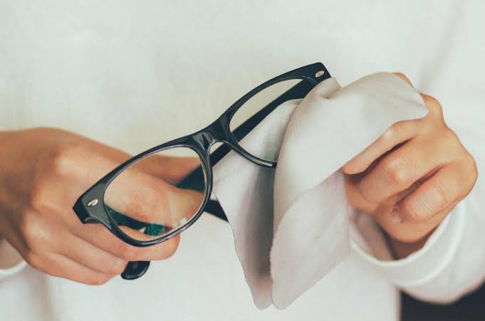 Lebih Jernih, Tips Menjaga Kebersihan Kacamata