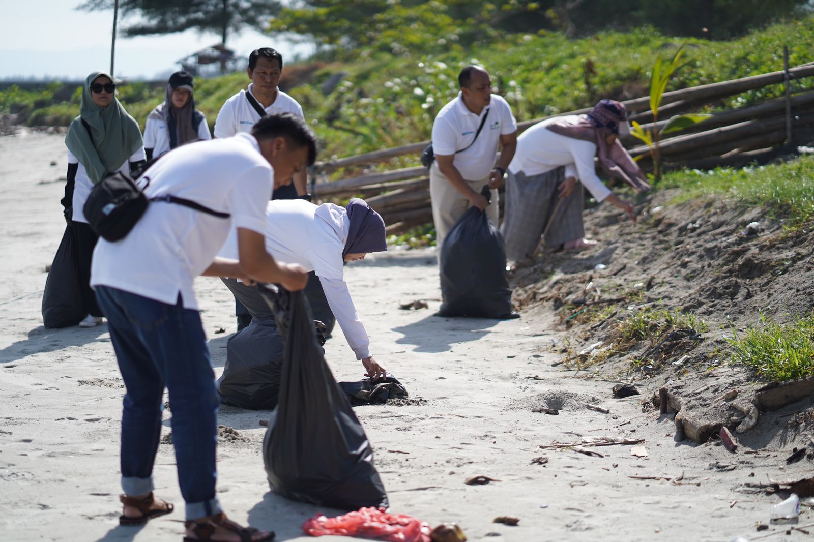PLN UID S2JB Ajak Ratusan Simpatisan Gelar Aksi Coastal Clean Up di Peringatan Hari Lingkungan Hidup