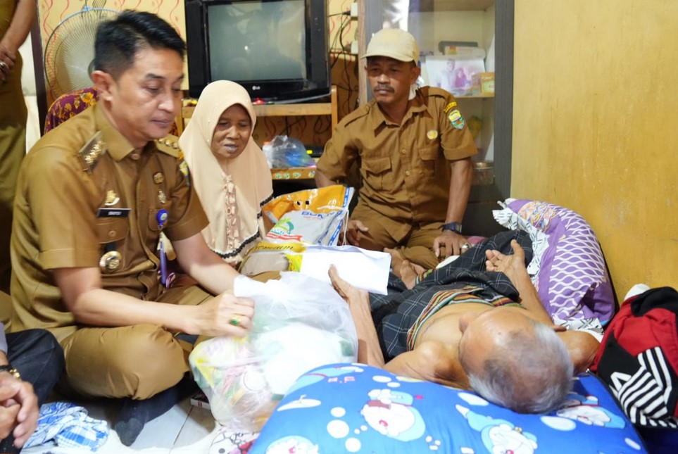 PJ Bupati Bachyuni Berikan Bantuan ke Pemilik Rumah yang Ditimpa Pohon Durian