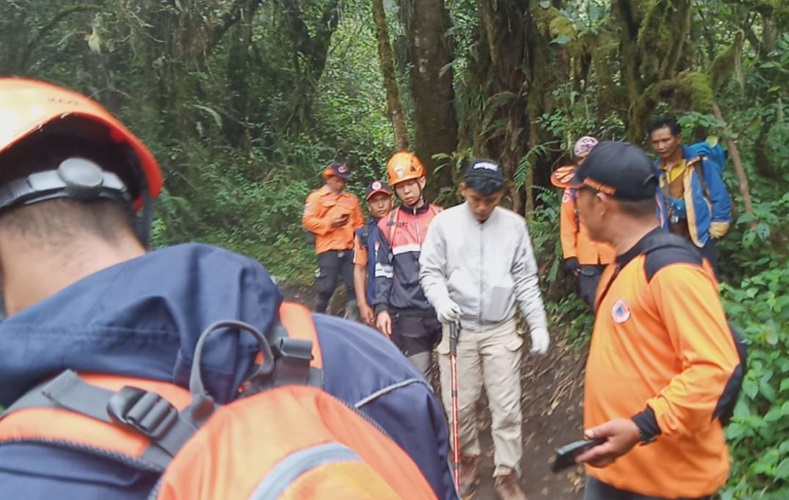 Pendaki Gunung Kerinci Alami Hipotermia Berhasil Dievakuasi Tim SAR Gabungan