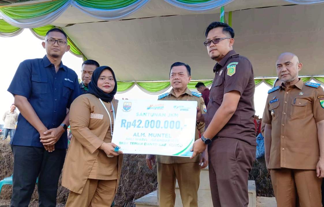 Gubernur Jambi dan BPJS Ketenagakerjaan Muara Bungo Serahkan Santunan JKM ketiga Ahli Waris 