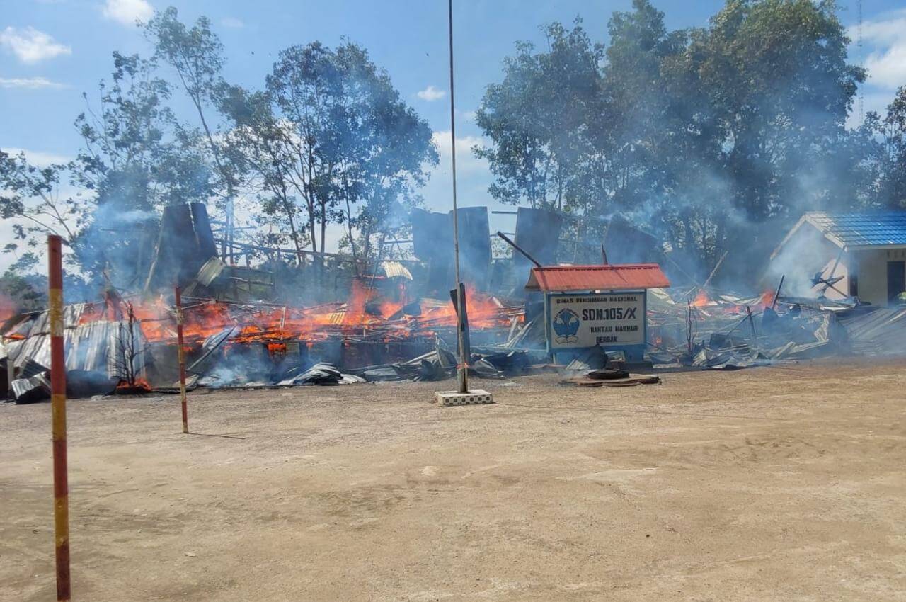 Ada Suara Ledakan, Ini Kronologis Kebakaran di SDN 105 di Desa Rantau Makmur Tanjab Timur