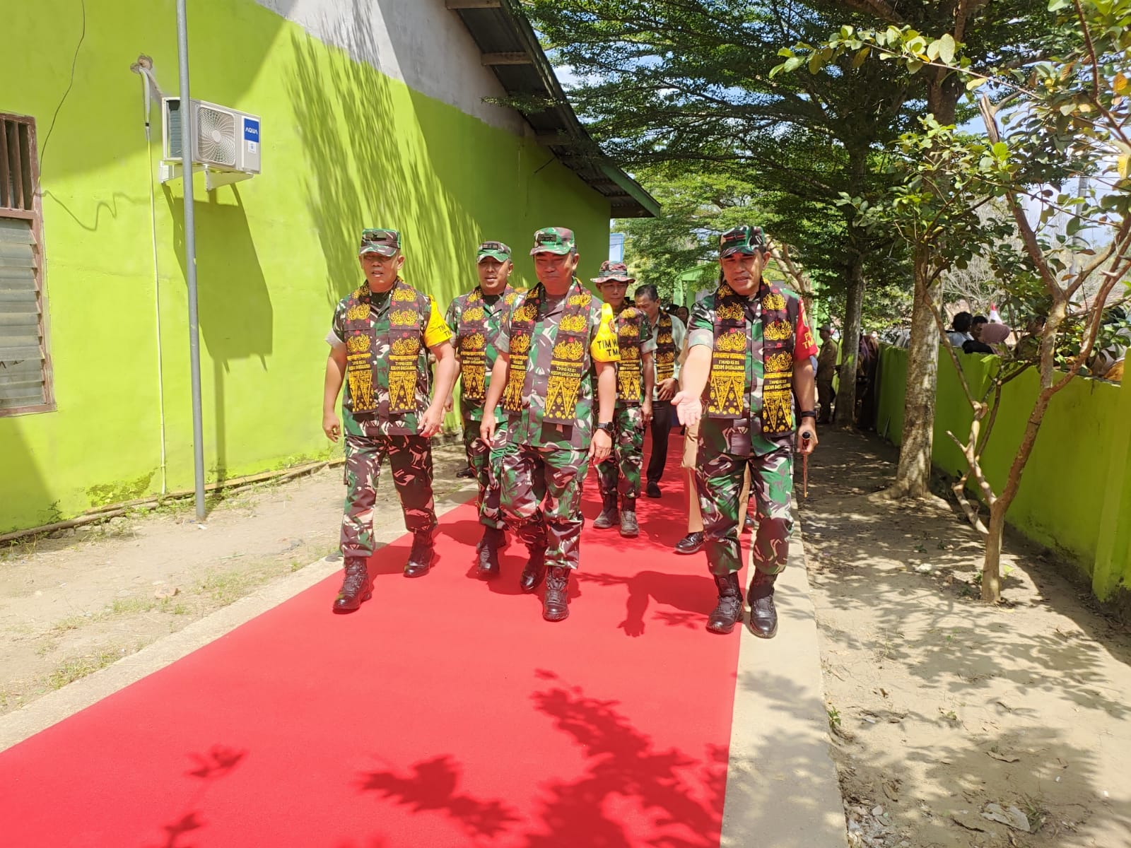 Tim Wasev Mabes TNI Disambut Tari Penyambutan dan Penaburan Beras Kunyit di Desa Suka Maju