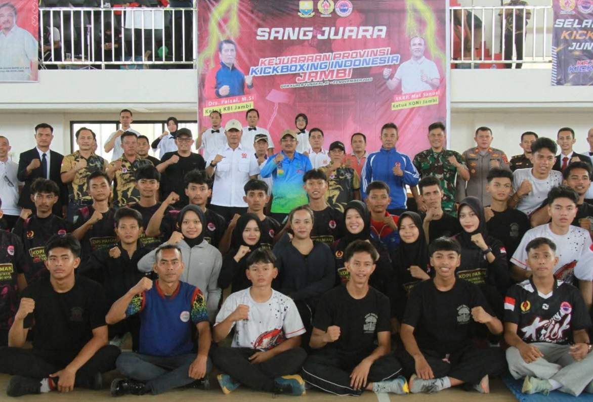 Bupati Anwar Sadat Buka Kejurprov Kick Boxing Jambi 2025: Tanjab Barat Dipuji Punya Sarpras Terbaik