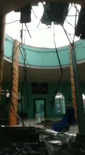 BREAKING NEWS: Kubah Masjid dan Atap GOR SMA Titian Teras Jambi Ambruk