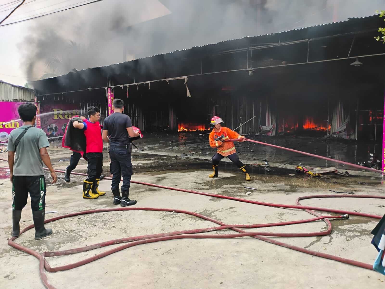 Api Membumbung Tinggi dan Menghitam,  Toko Baju Raja Murah Sengeti Hangus Terbakar