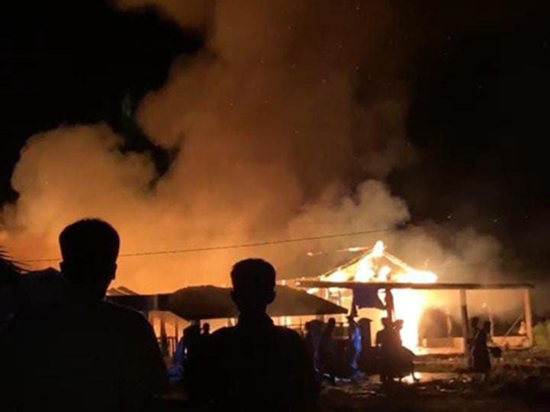 Ditinggal Tarawih, Dua Rumah di Lambur Tanjab Timur Ludes Dilalap Api! Kerugian Capai Rp250 Juta
