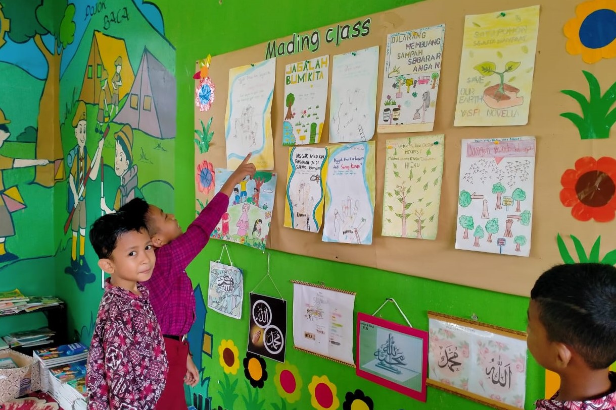 Setelah Baca Buku, Siswa Diajak Bikin Mading