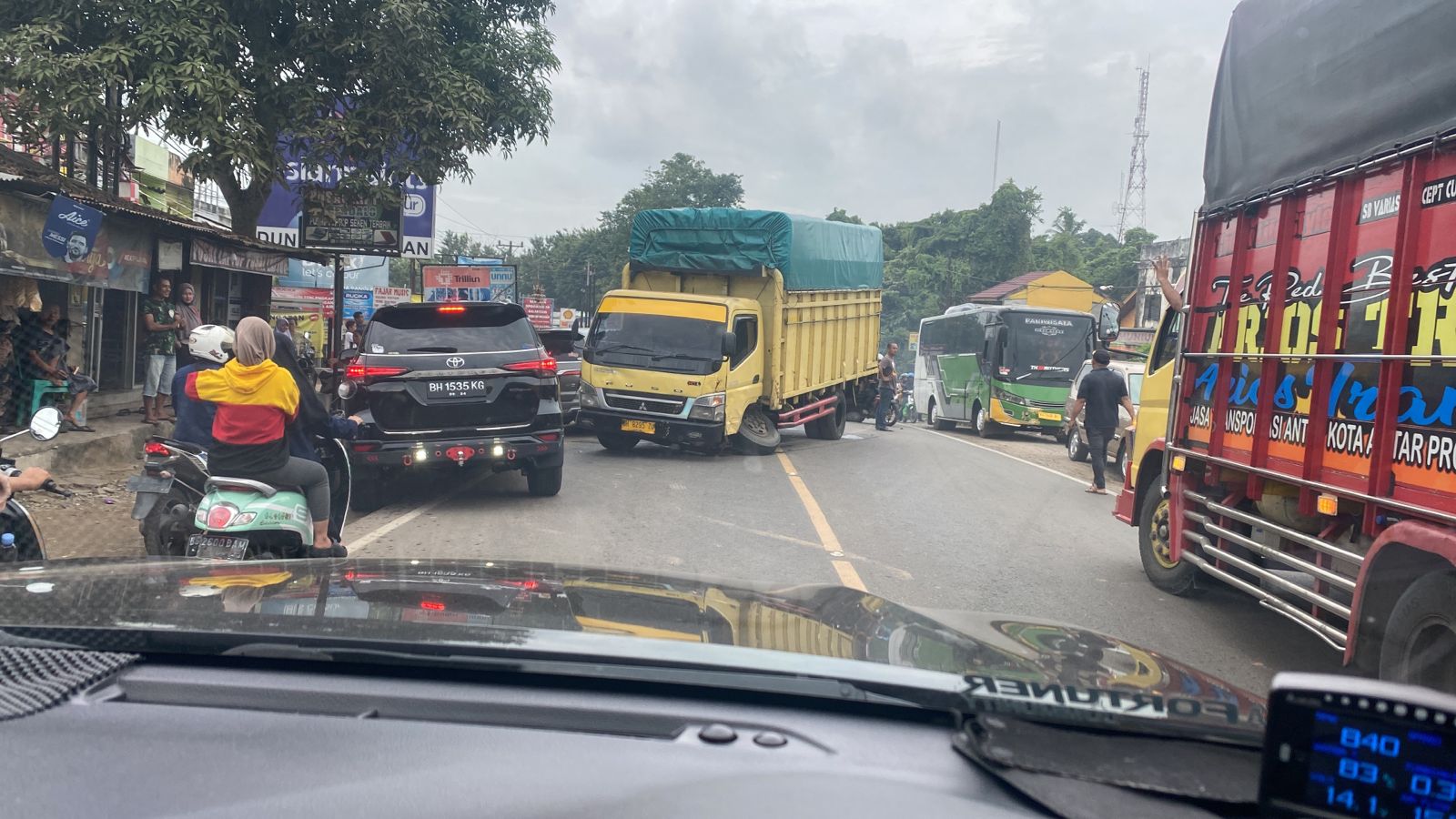 Satreskrim Polres Muaro Jambi Selidiki Truk Patah As yang Diduga Bawa Minyak Ilegal   