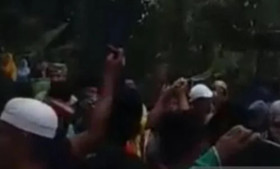 Massa Pencinta Habib Rizieq Kepung Polisi sambil Bawa Celurit