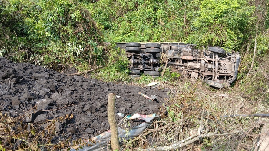 Truk Muatan Batu Bara di Bungo Terjun ke Jurang Sedalam 30 Meter