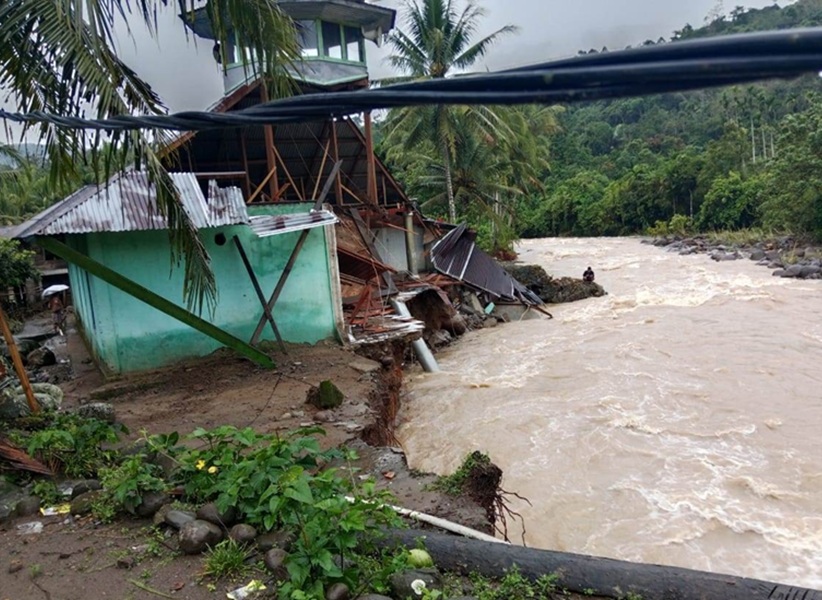 Astaghfirullah!! Separuh Masjid Hanyut Akibat Banjir Bandang di Desa Bukit Berantai Sarolangun