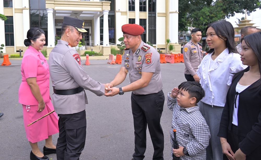 Bocah Ini Beri Hormat pada Kapolda Jambi, Saat Upacara Kenaikan Pangkat